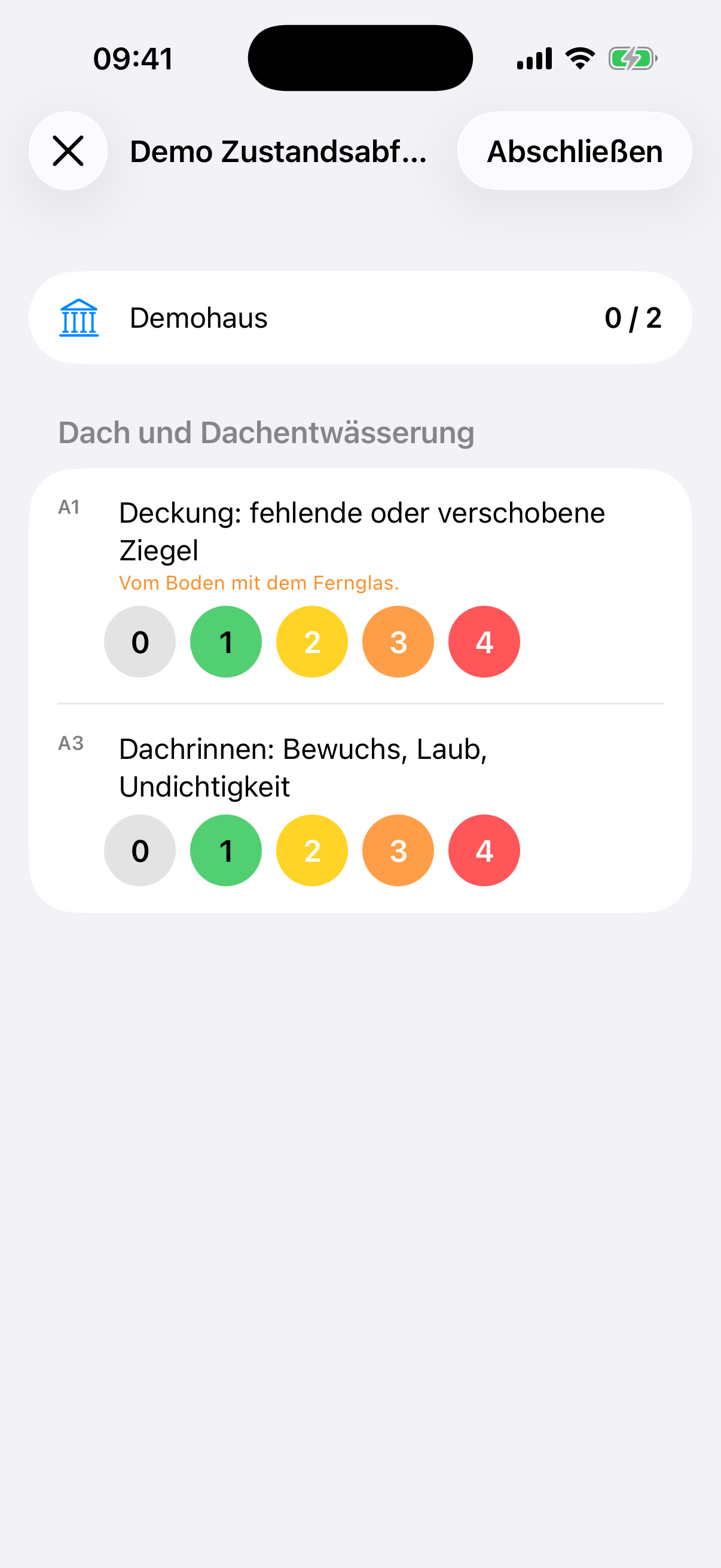 Prüfliste am Objekt: Prüfpunkt A1 „Deckung: fehlende oder verschobene Ziegel“ mit dem Hinweis „Vom Boden mit dem Fernglas“, darunter die Schadensziffern 0 bis 4 in Ampelfarben.